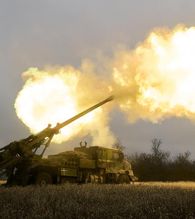 Ein Panzer, der schießt.