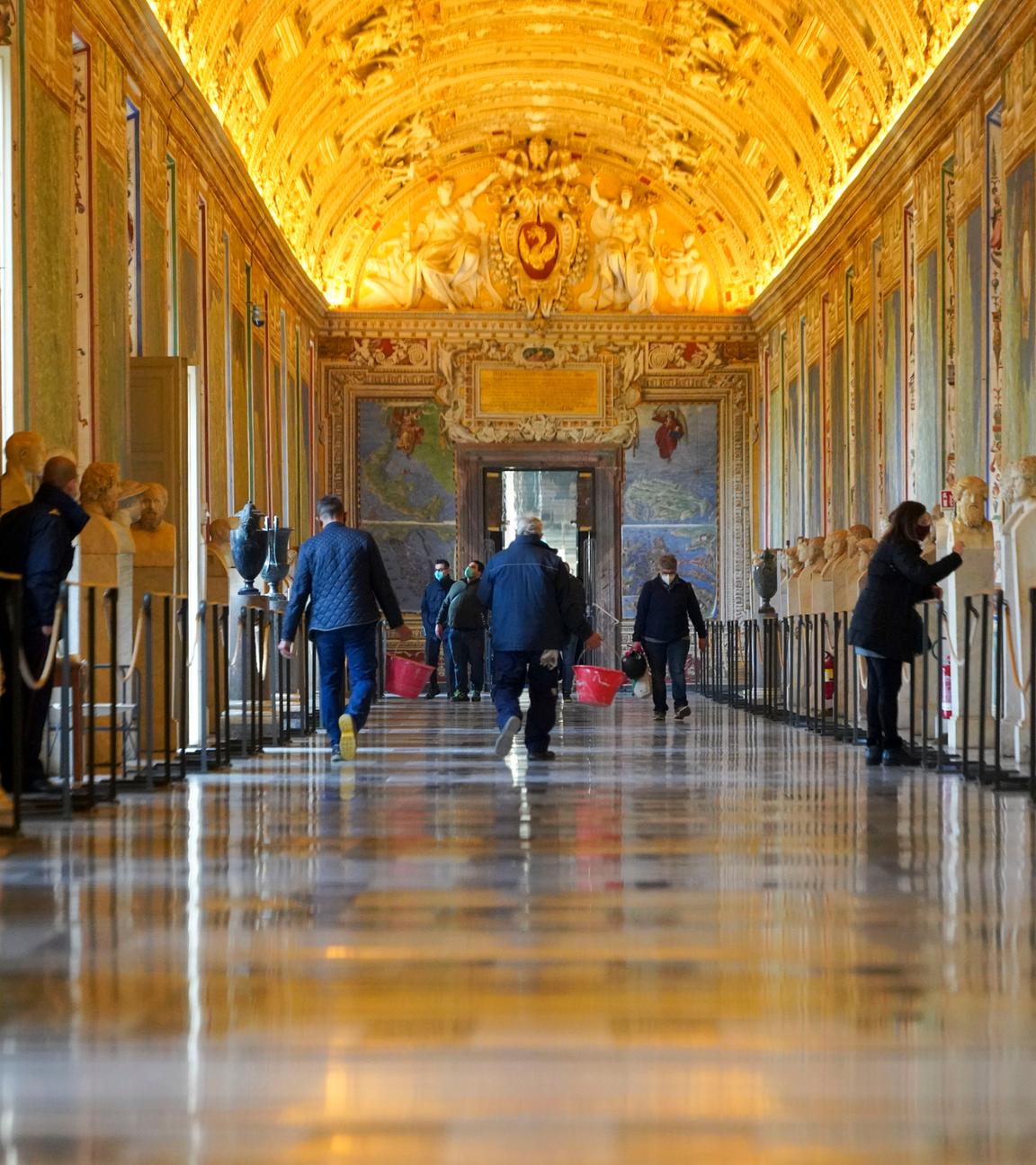 Angestellte der Vatikanischen Museen laufen vor der Öffnung durch die Gänge.