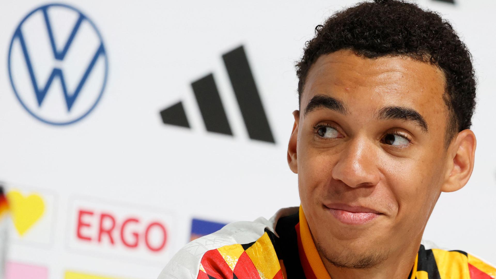 Archivbild: Jamal Musiala bei einer Pressekonferenz in Herzogenaurach am 30. Mai 2026.