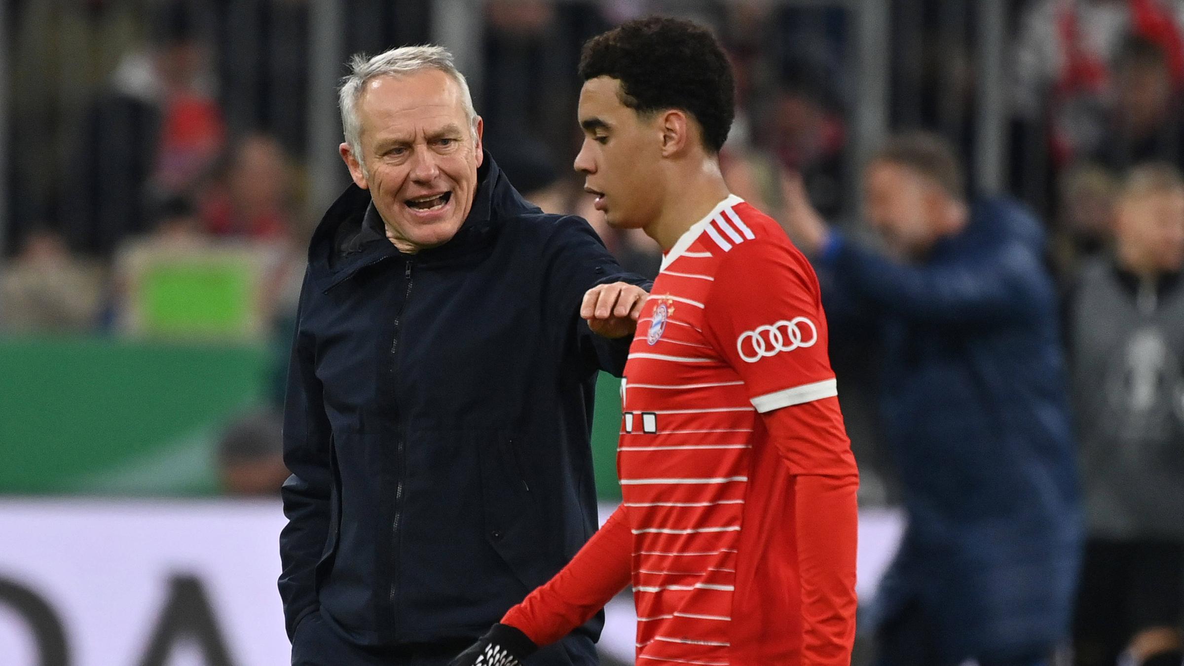 Christian Streich,Trainer (SC Freiburg) mit Jamal Musiala (Bayern München) nach Spielende.