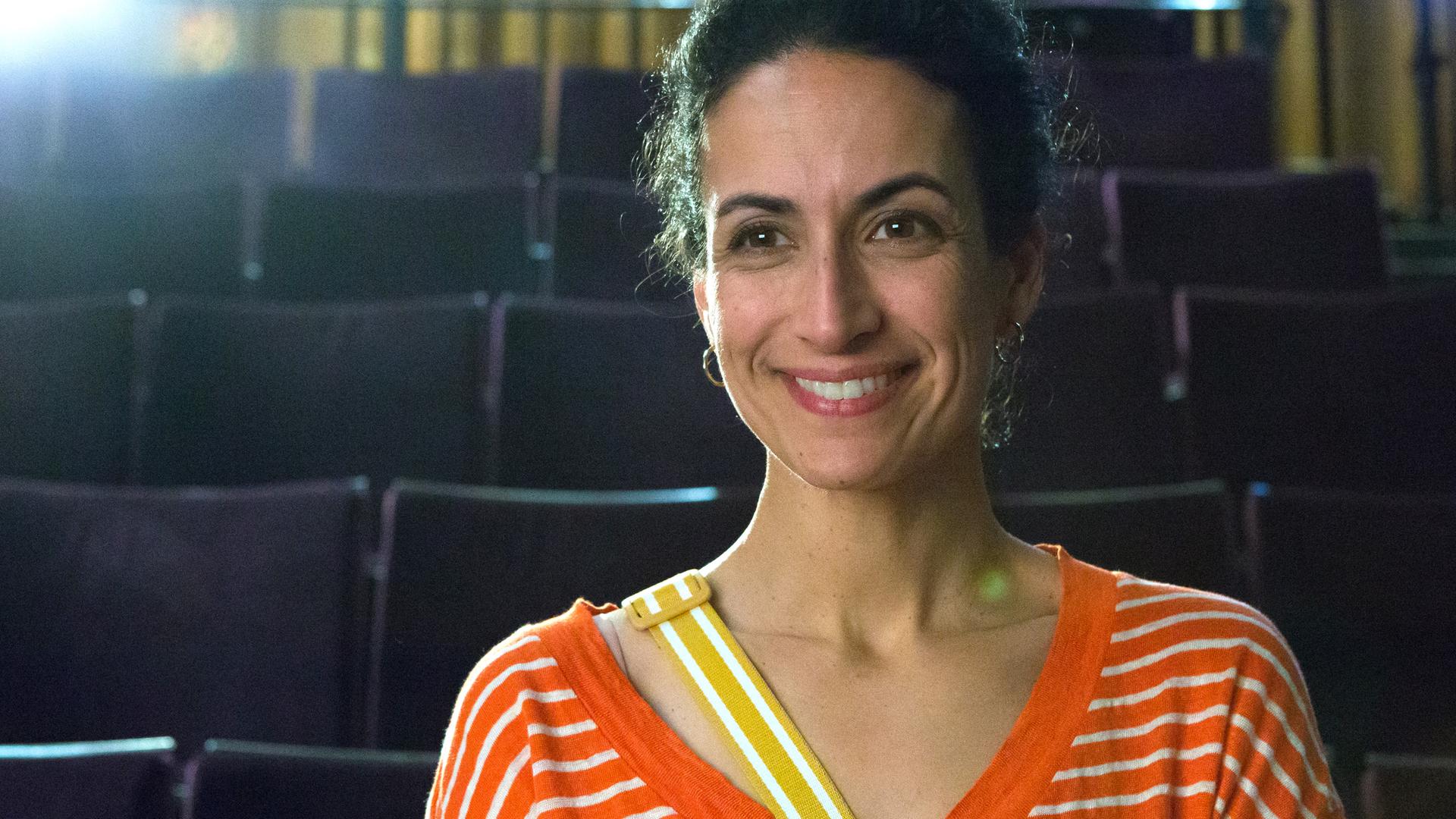 Yasemin steht im Theater und freut sich