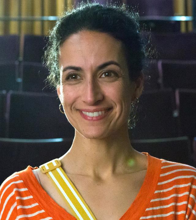 Yasemin steht im Theater und freut sich