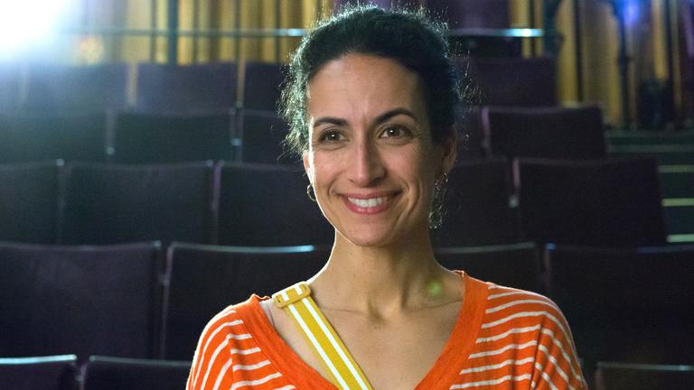 Yasemin steht im Theater und freut sich