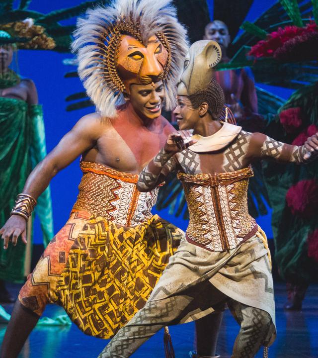 Als Löwen verkleidete Schauspieler im Musical "Der König der Löwen"