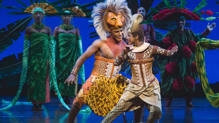 Als Löwen verkleidete Schauspieler im Musical "Der König der Löwen"