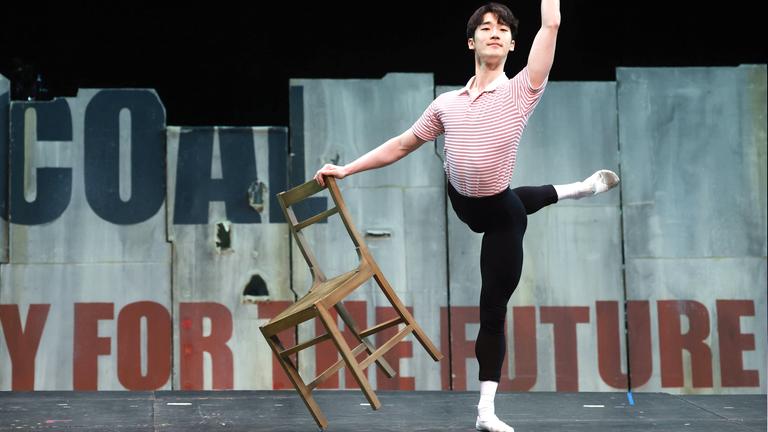 Koreanischer Schauspieler Lim Sun-Woo tanzt im Musical "Billy Elliot"