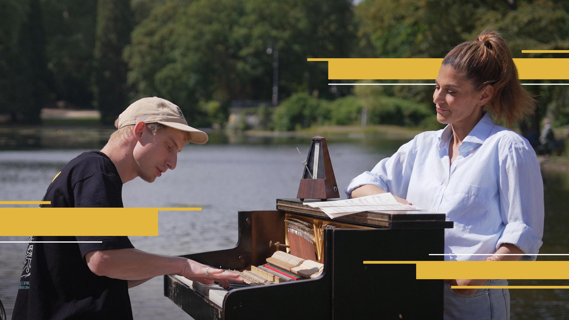 aspekte-Reporterin Katty Salié hört "Stadtgeklimper", dem Pianisten Thelonius Herrmann, in einem Park dabei zu, wie er Klavier spielt.