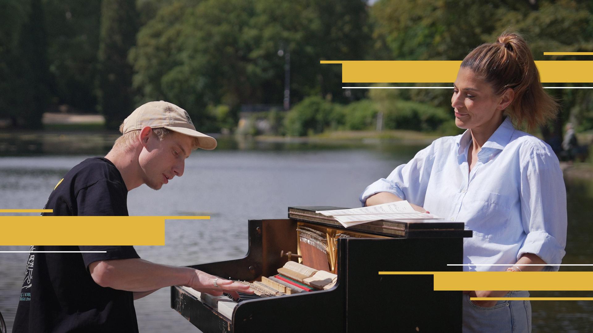 "aspekte"-Reporterin Katty Salié hört "Stadtgeklimper", dem Pianisten Thelonius Herrmann, in einem Park dabei zu, wie er Klavier spielt.