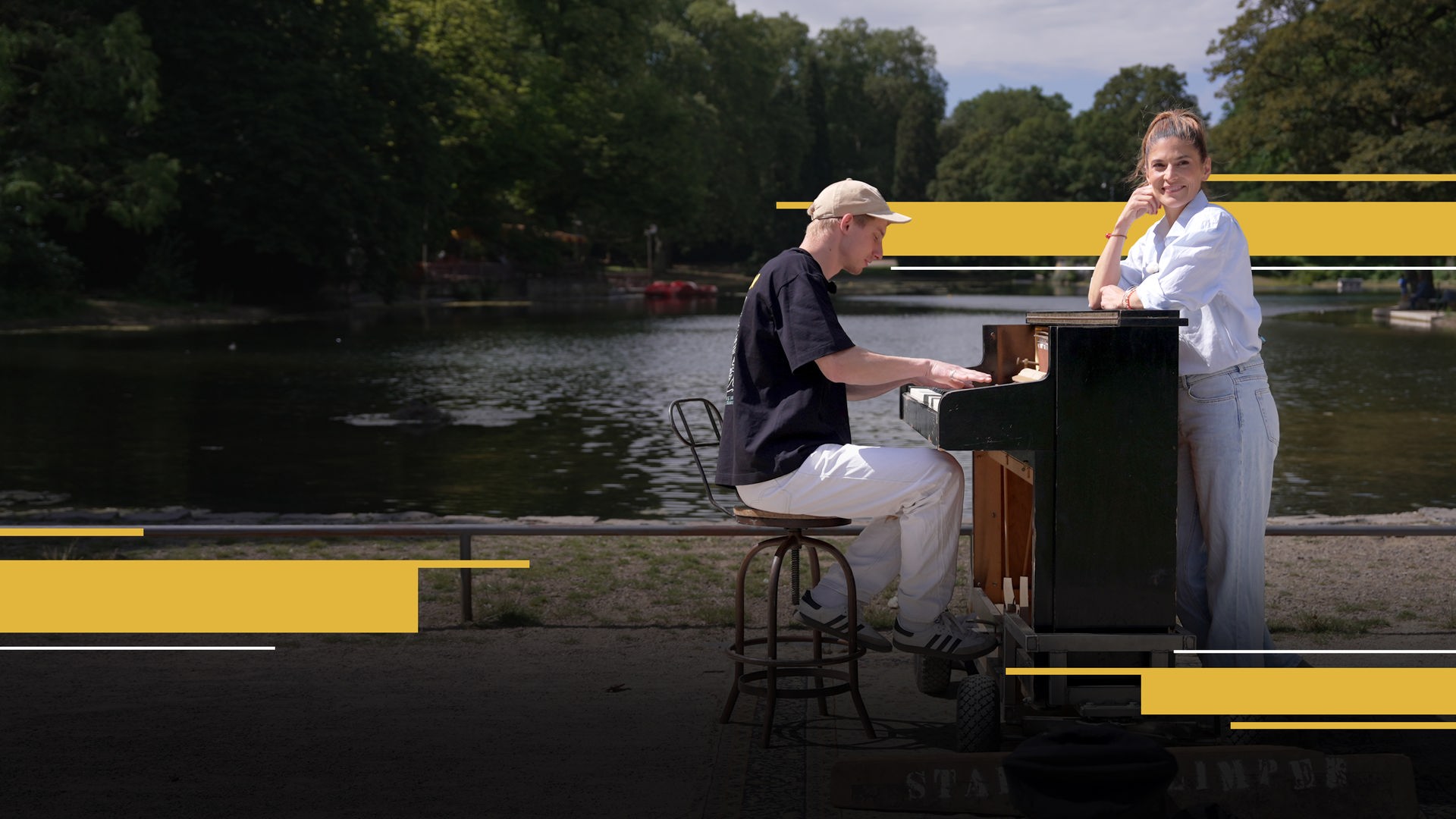 "aspekte"-Reporterin Katty Salié hört "Stadtgeklimper", dem Pianisten Thelonius Herrmann, in einem Park dabei zu, wie er Klavier spielt.