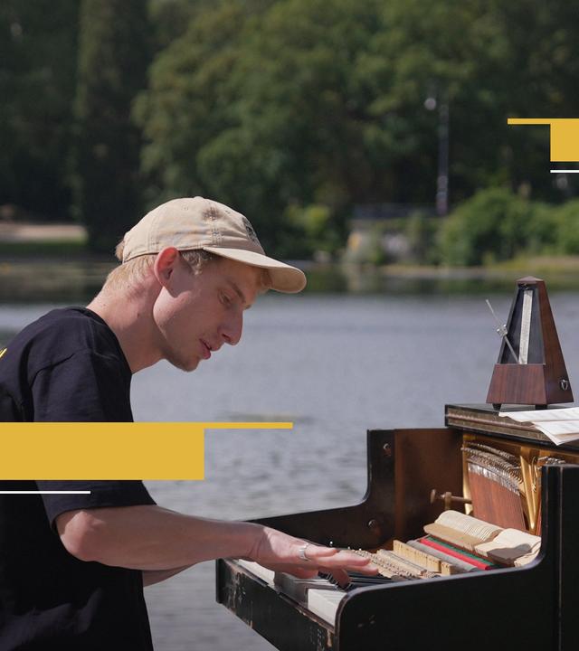 aspekte-Reporterin Katty Salié hört "Stadtgeklimper", dem Pianisten Thelonius Herrmann, in einem Park dabei zu, wie er Klavier spielt.