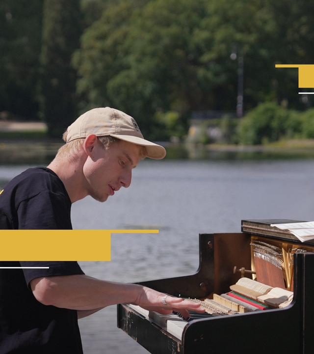 "aspekte"-Reporterin Katty Salié hört "Stadtgeklimper", dem Pianisten Thelonius Herrmann, in einem Park dabei zu, wie er Klavier spielt.