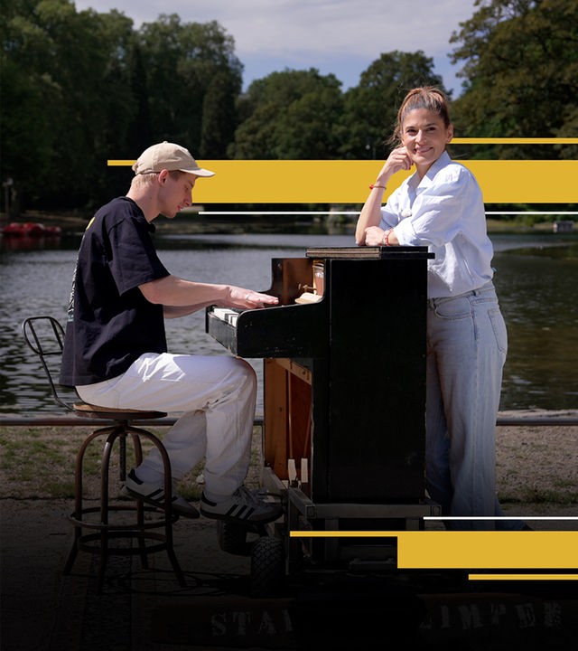 "aspekte"-Reporterin Katty Salié hört "Stadtgeklimper", dem Pianisten Thelonius Herrmann, in einem Park dabei zu, wie er Klavier spielt.