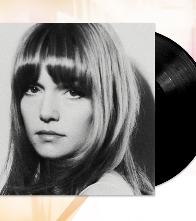 Auf einem LP-Cover sieht man das Schwarz-Weiß-Porträtfoto einer jungen Frau. Rechts schaut die Platte heraus.