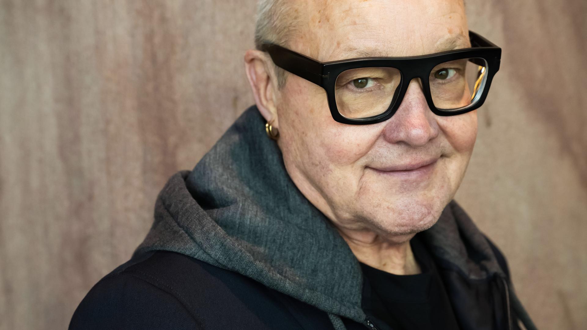 Ein älterer Mann trägt eine große, schwarze Brille.