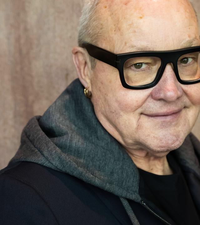 Ein älterer Mann trägt eine große, schwarze Brille.