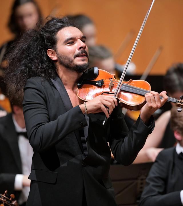 Ein Mann spielt Geige.