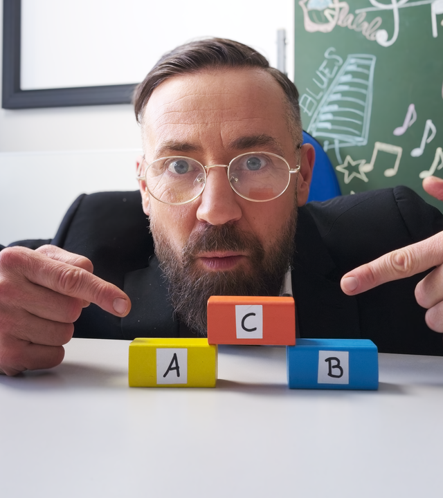 Bürger Lars Dietrich zeigt auf eine kleine Pyramide aus Bauklötzen.
