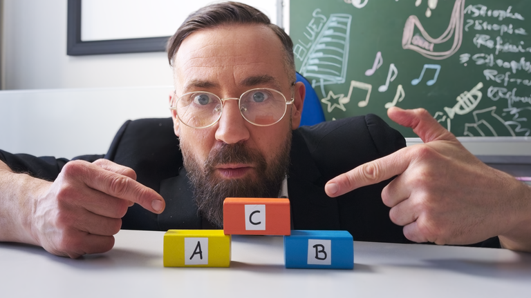 Bürger Lars Dietrich zeigt auf eine kleine Pyramide aus Bauklötzen.
