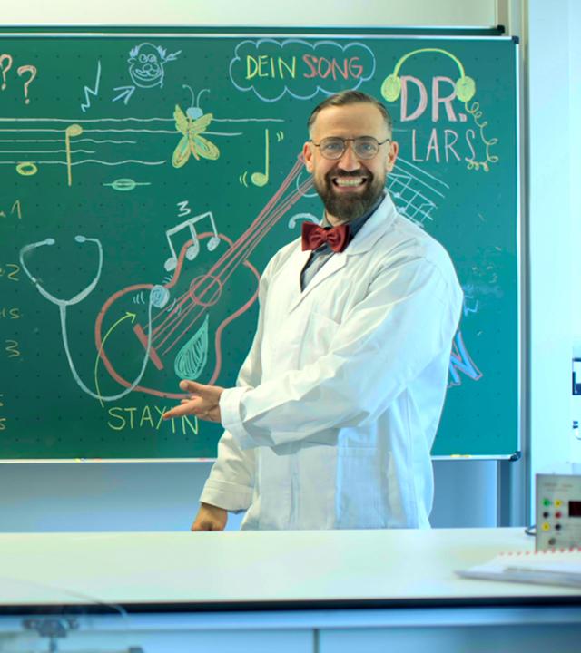 "Chorus" heißt auf Deutsch "Refrain". Was so besonders am Refrain ist, das erklärt dir Musikdoktor Lars im Video.