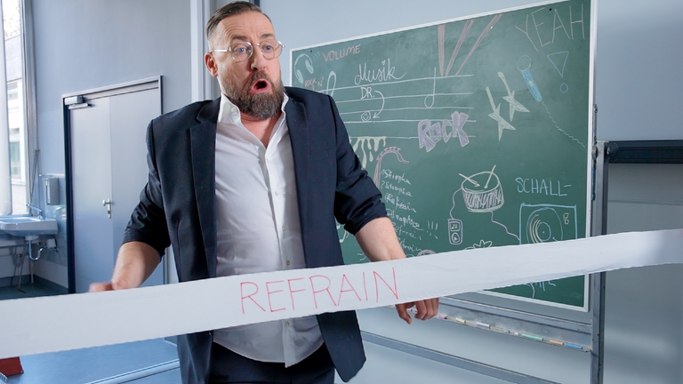 Bürger Lars Dietrich steht vor einer Ziellinie, auf der "Refrain" zu lesen steht.