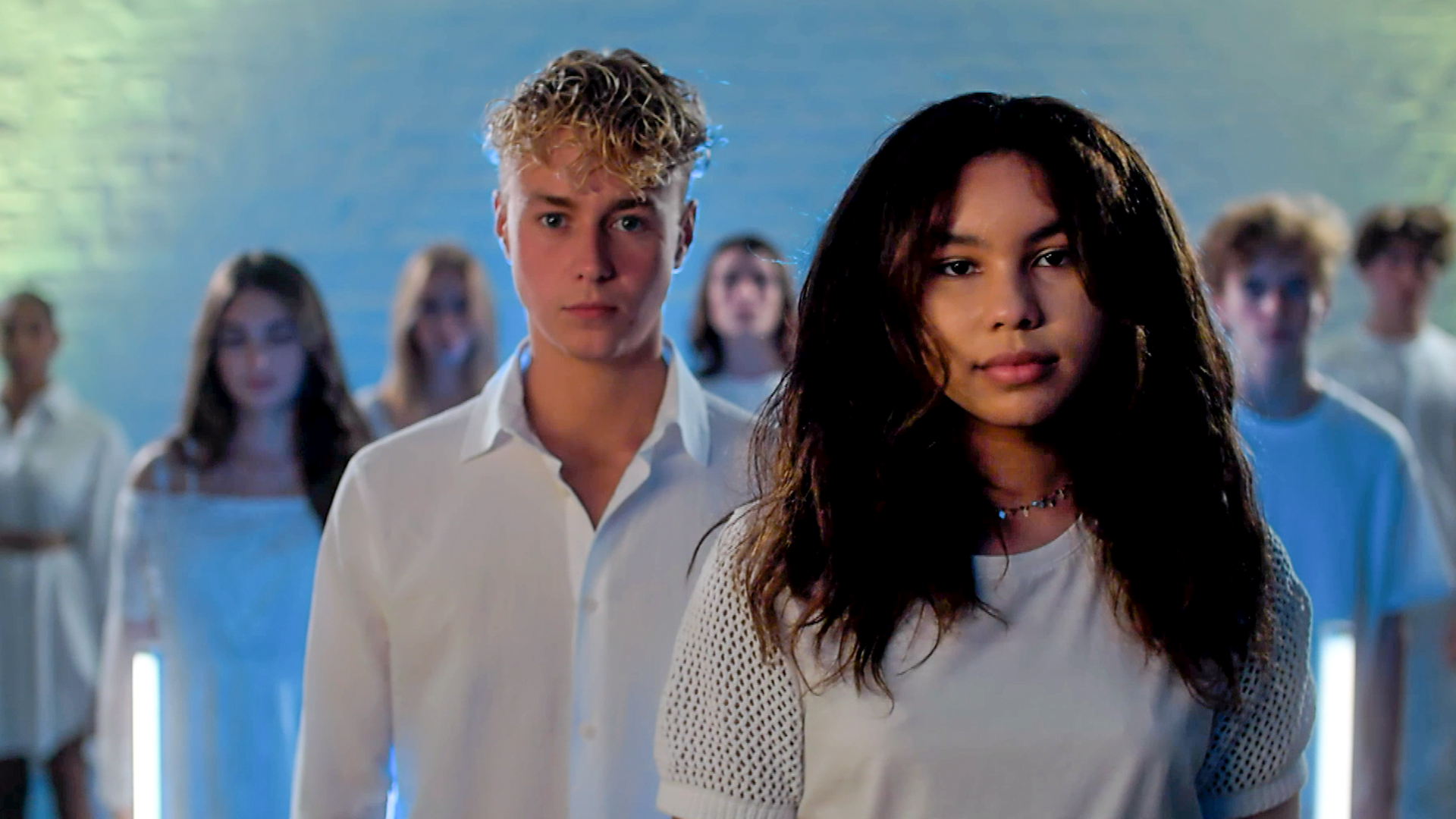 Alex und Chantal, im Hintergrund die Mixed-WG
