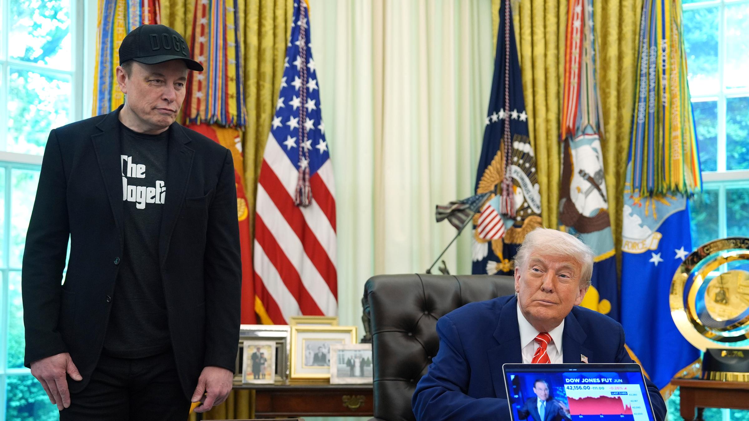 US-Präsident Donald Trump (r) nimmt an einer Pressekonferenz mit Elon Musk im Oval Office des Weißen Hauses teil.