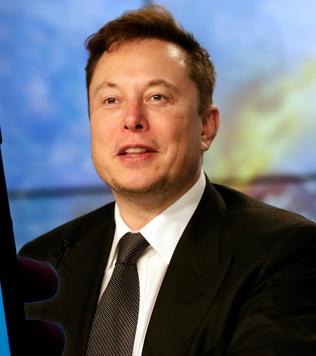Elon Musk vor vielen Twitter-Logos