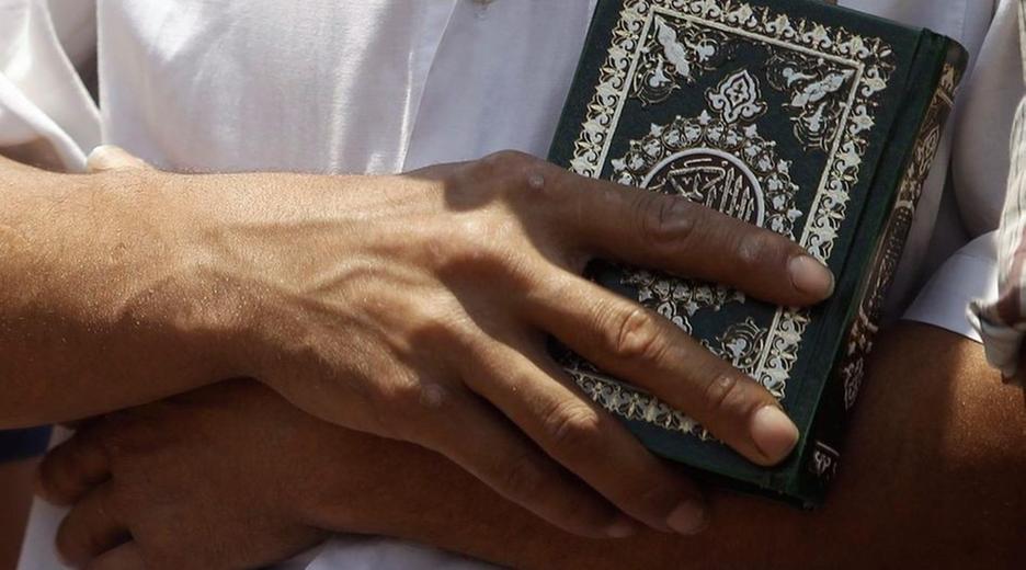 Muslim mit Koran in der Hand