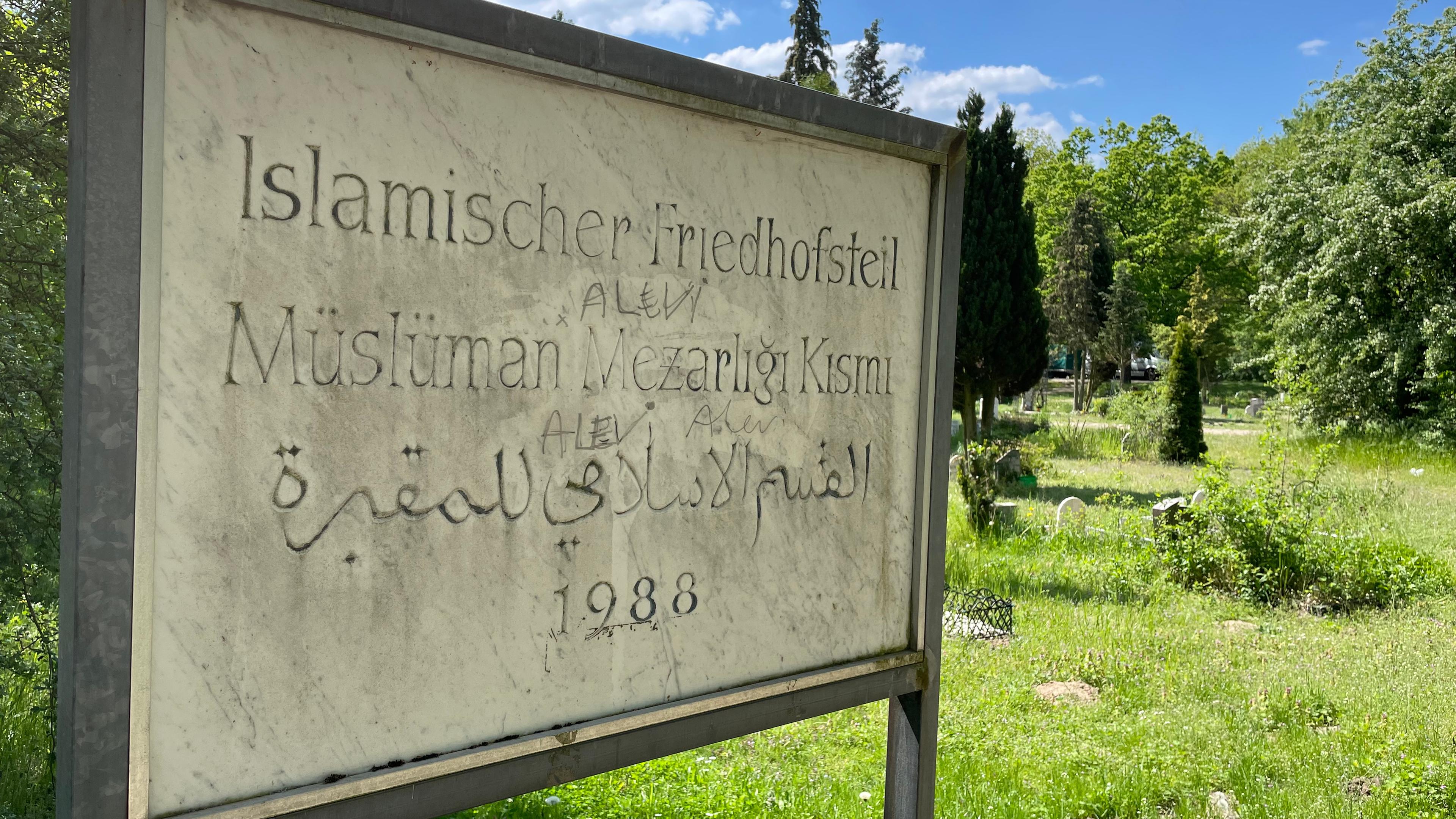 Schild zur Muslimischen Begräbnisstätte auf dem Friedhof in Berliner Gatow