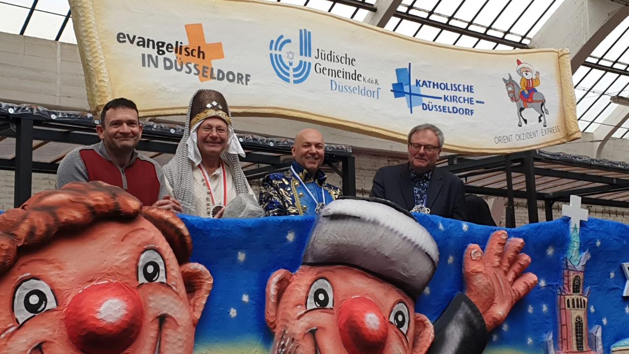 Rosenmontags-Wagen des ersten muslimischen Karnevalsvereins zusammen mit Kirchen und jüdischer Gemeinde