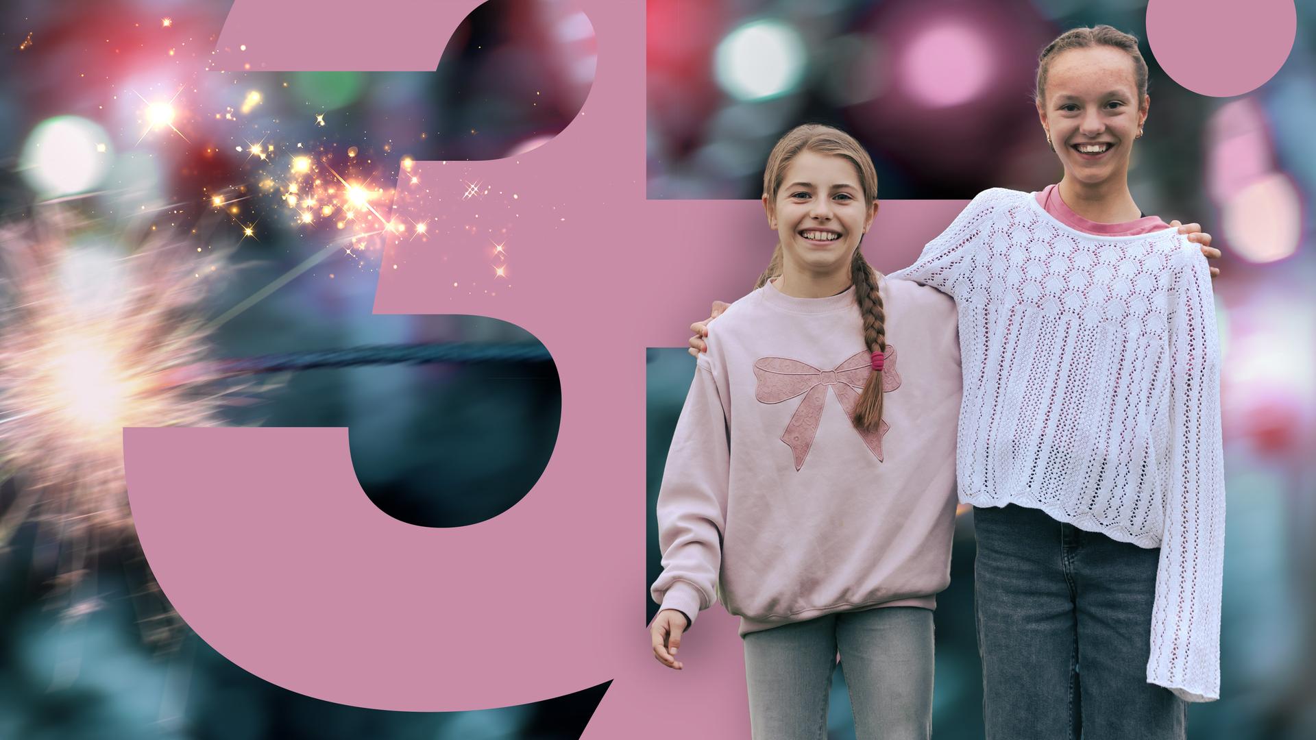Montage: Jule und Anna, beide in Pulli und Jeans, umarmen sich und lachen