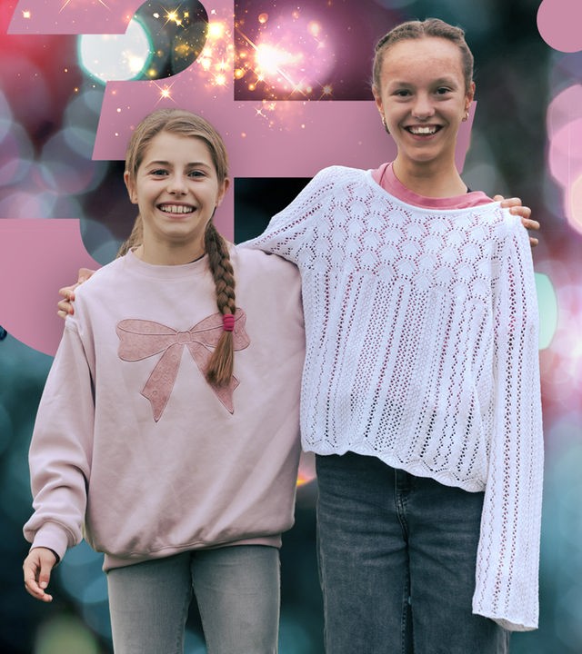 Montage: Jule und Anna, beide in Pulli und Jeans, umarmen sich und lachen
