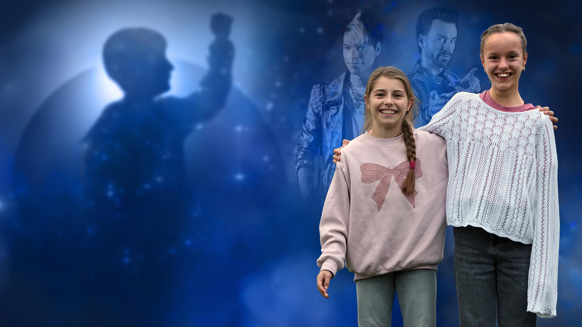 Montage: Jule und Anna, beide in Pulli und Jeans, umarmen sich und lachen. Im blau eingefärbten Hintergrund stehen Chris und Andreas Ehrlich in ihren Lederjacken, die ebenfalls nach vorne schauen.