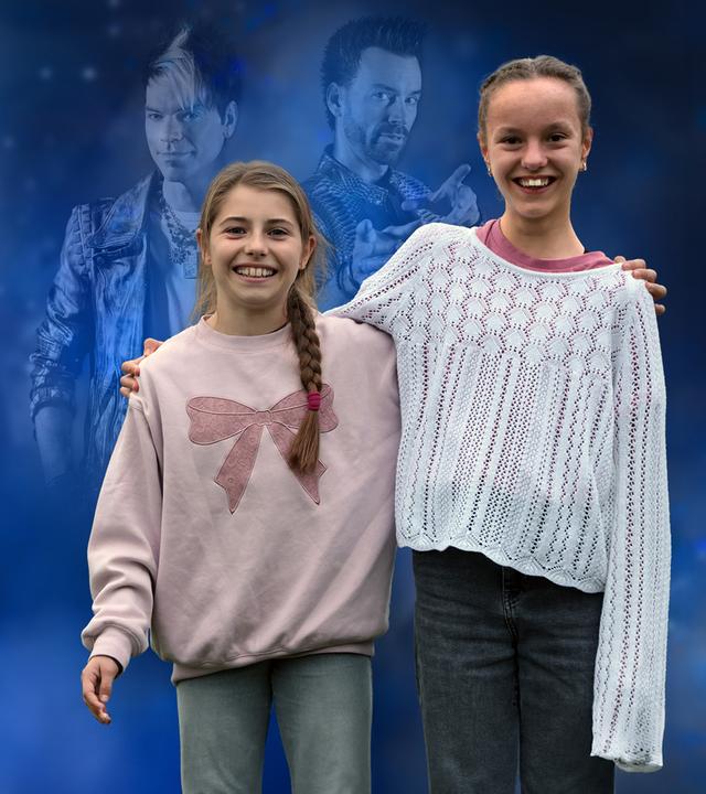 Montage: Jule und Anna, beide in Pulli und Jeans, umarmen sich und lachen. Im blau eingefärbten Hintergrund stehen Chris und Andreas Ehrlich in ihren Lederjacken, die ebenfalls nach vorne schauen.