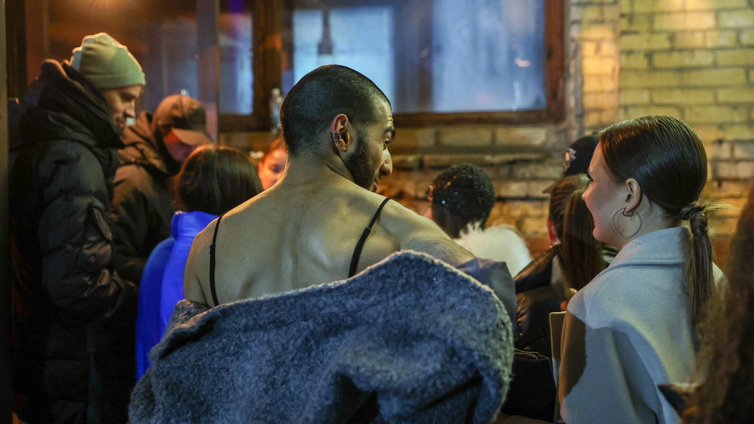 Gäste stehen vor dem Nachtclub Mutabor Schlange am 22.12.2023.