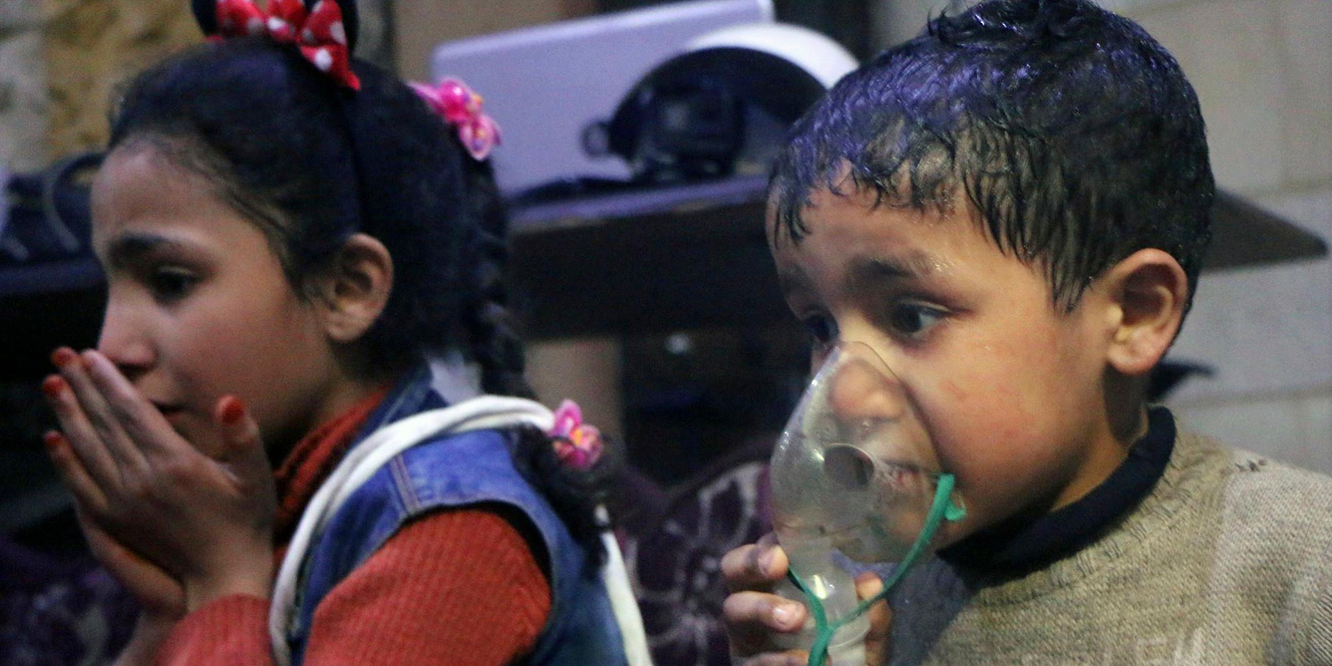 Syrischer Junge mit einem Beatmungsgerät