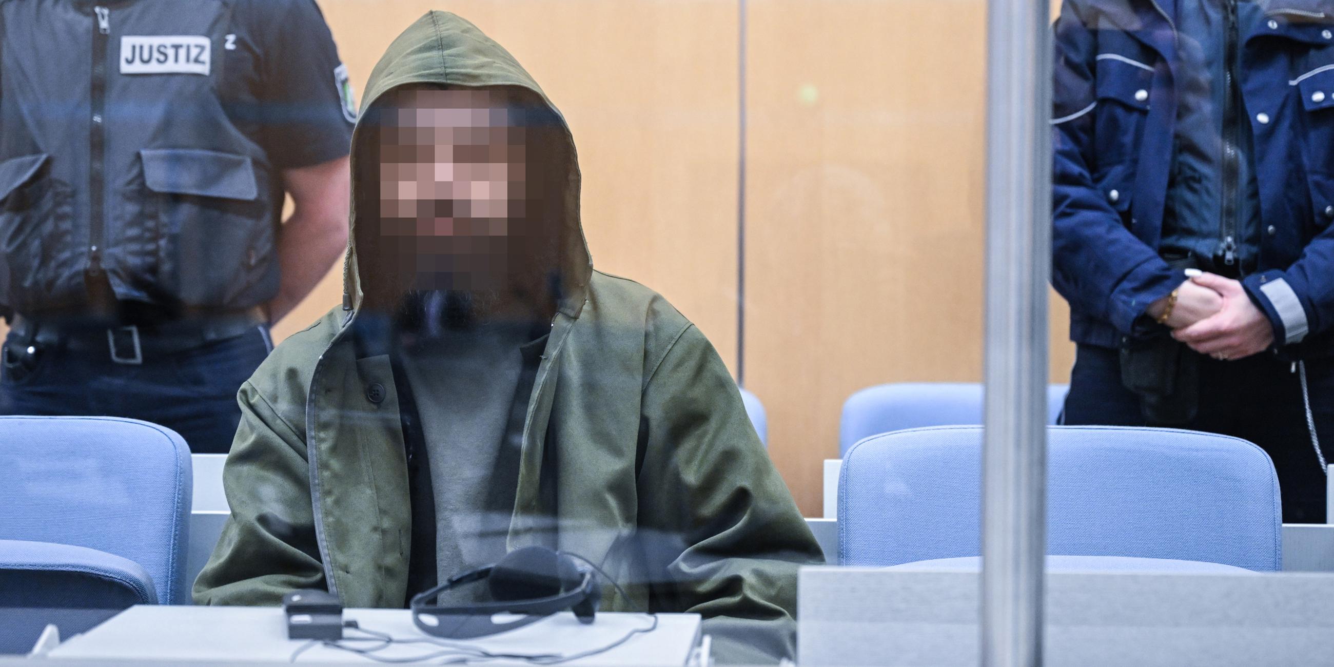 Der Angeklagte Maan D.  wartet im Prozess um die Messerattacken von Duisburg auf den Beginn der Verhandlung am 19.12.2023.