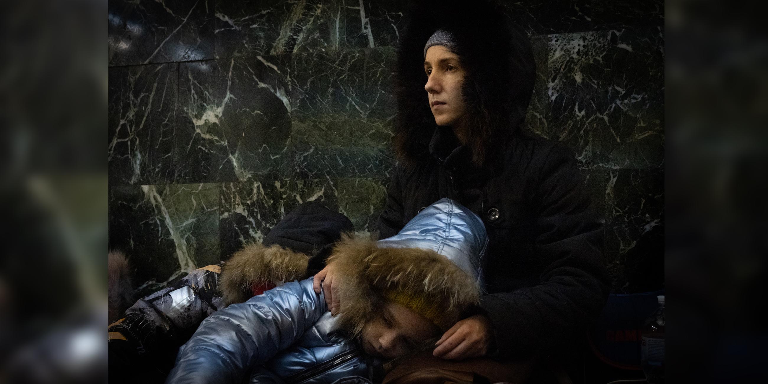 Kiew, 25. Februar 2022: Eine Mutter und ihre Tochter suchen zu Beginn des Krieges Zuflucht vor russischem Beschuss in der Kiewer U-Bahn. 