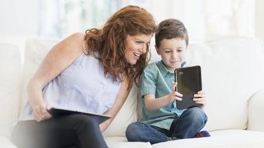 Mutter und Kind vor Tabletcomputer (Ipad