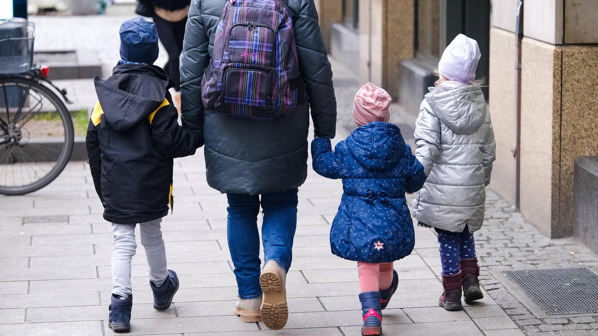 Symbolbild: Mutter mit Kindern