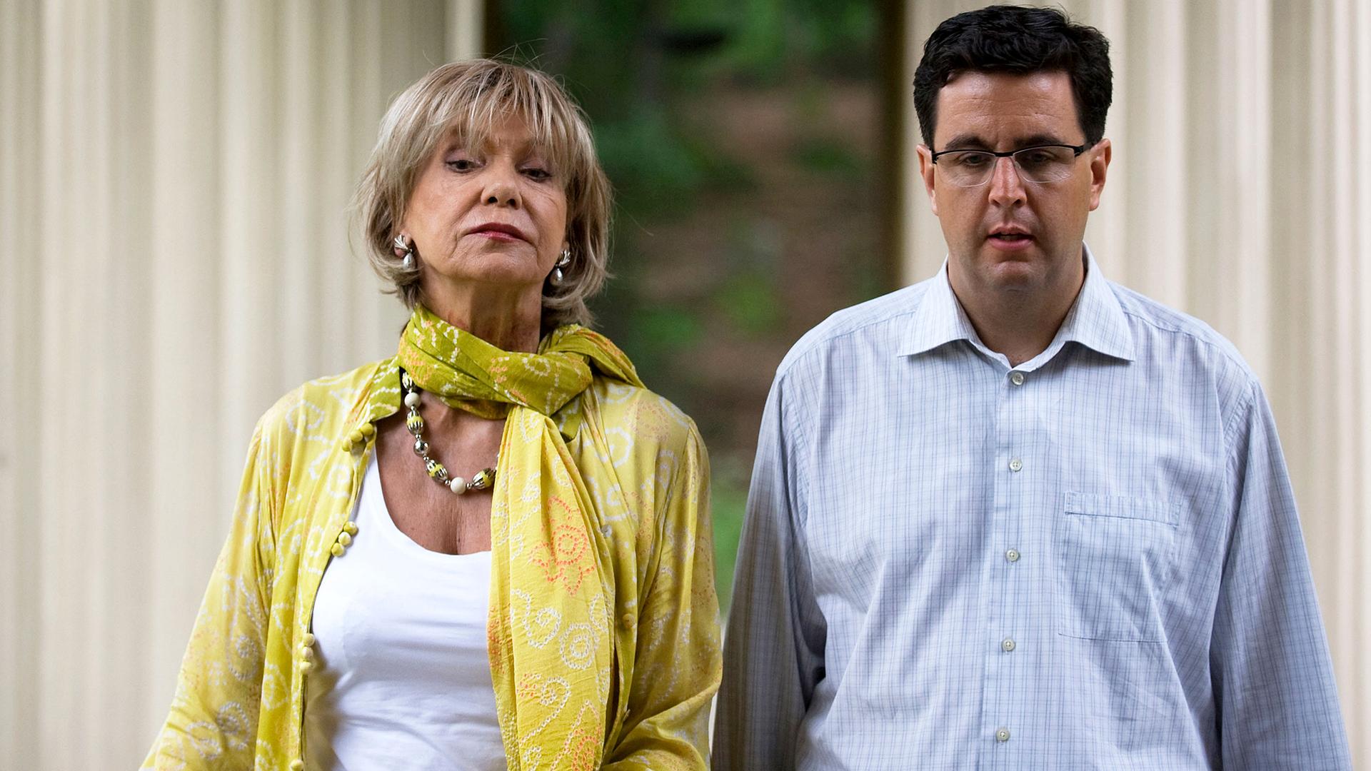 Hannelore Fromm (Judy Winter) und Tristan (Bastian Pastewka) laufen nebeneinander durch einen Säulengang.