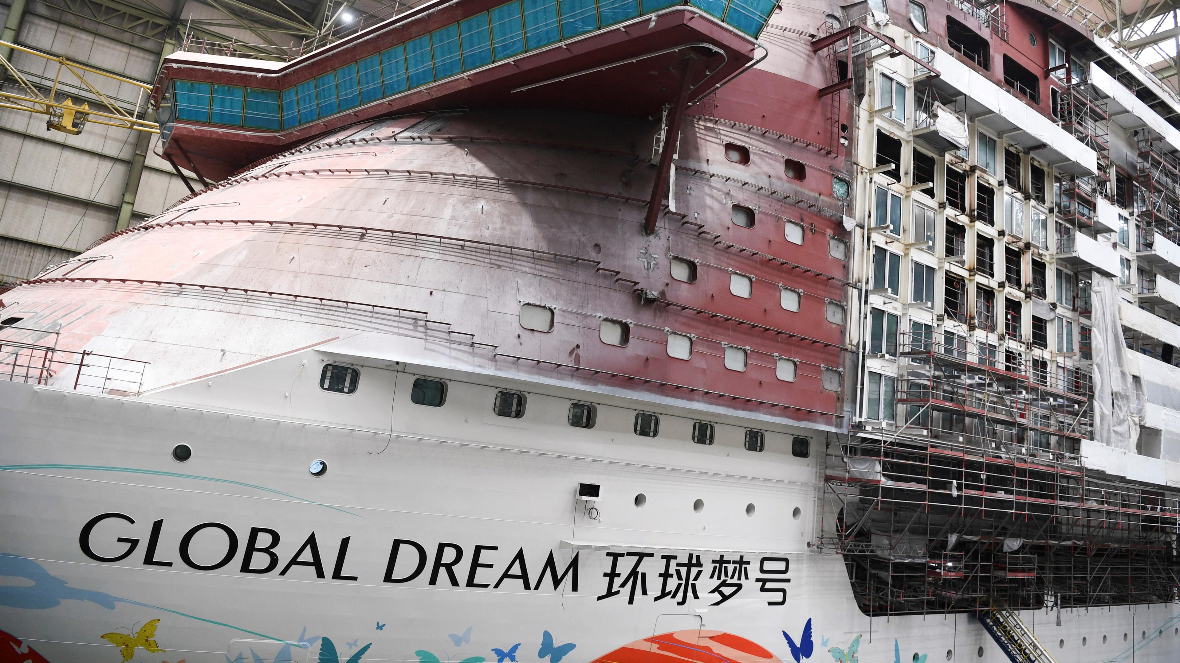 Kreuzfahrtschiff "Global Dream" in Werft 