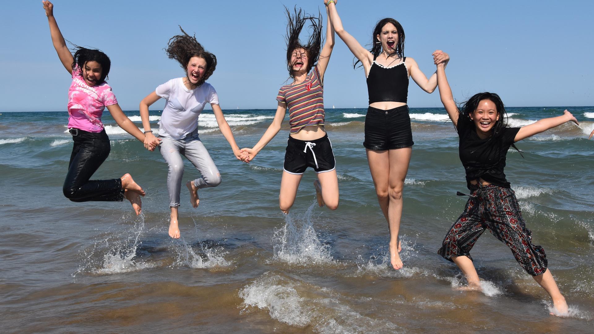 Chantal, Emma, Angelina, Lisa, Trang im Meer