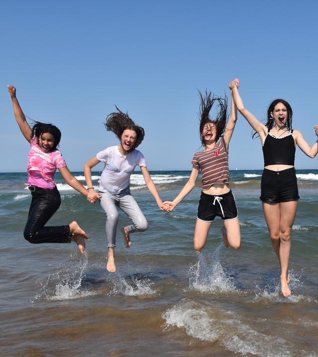 Chantal, Emma, Angelina, Lisa, Trang im Meer
