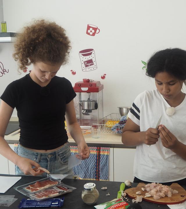 Emma und Chantal kochen