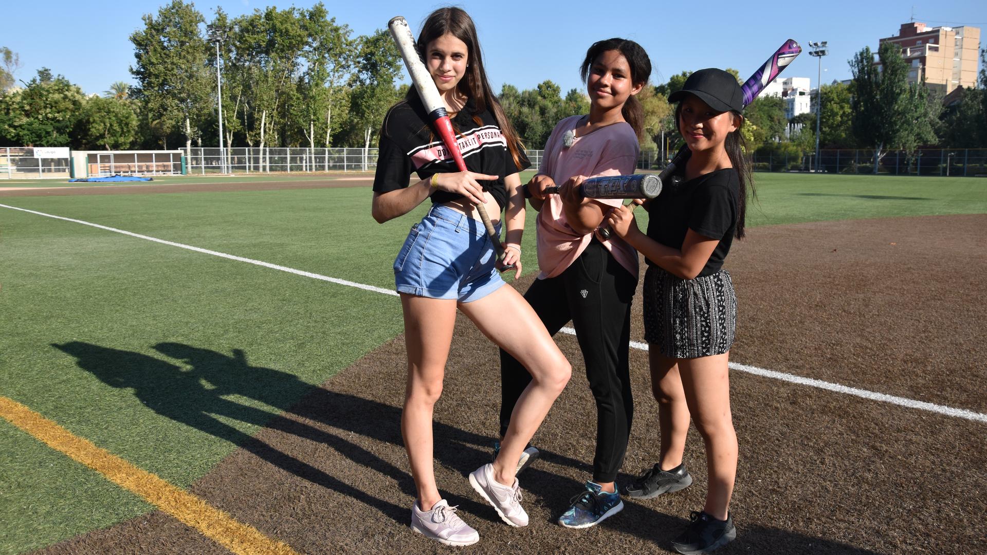 Angelina, Chantal und Trang spielen Baseball