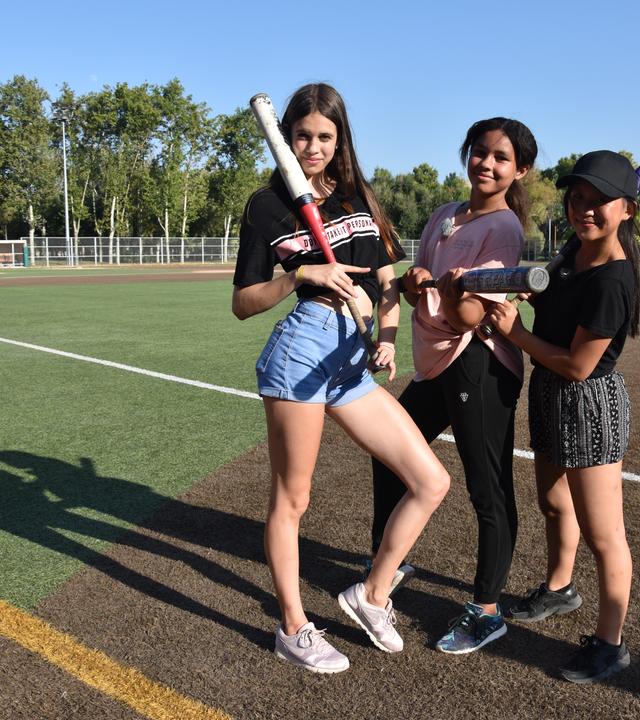 Angelina, Chantal und Trang spielen Baseball