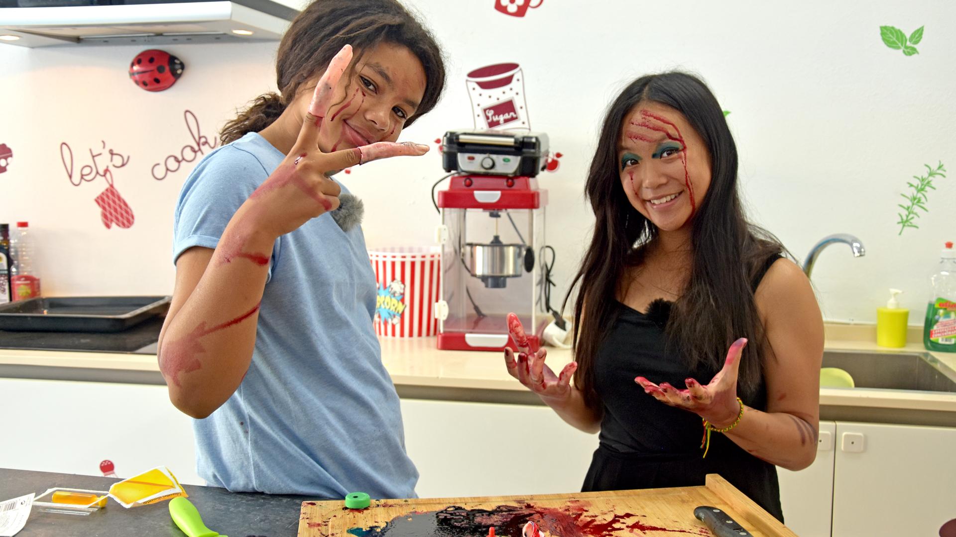 Chantal und Trang mit Kunstblut