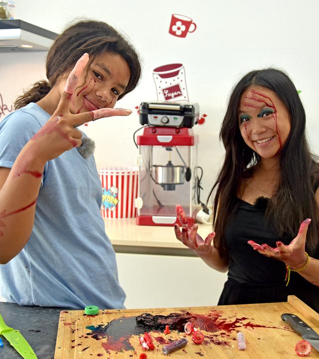 Chantal und Trang mit Kunstblut