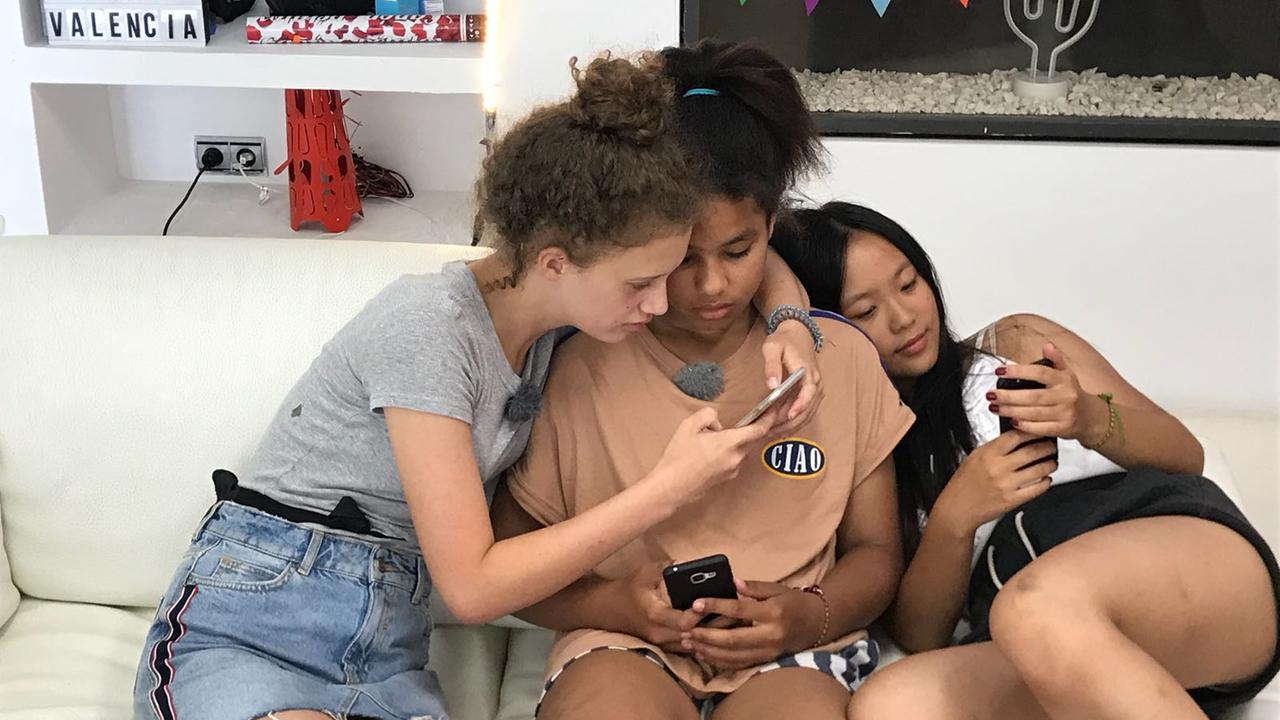 Chantal und Trang mit Kunstblut